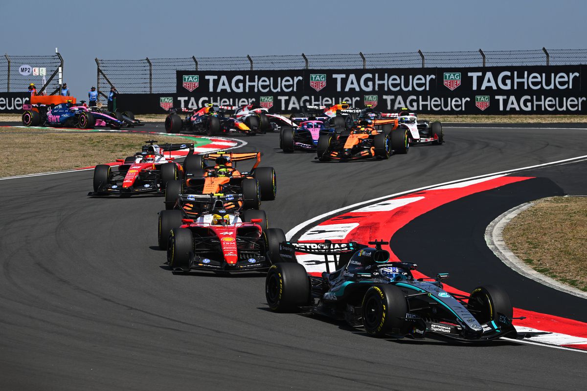 George Russell domină cursa sprint din China, Hamilton pe podium Șanghai, China – George Russell, pilotul Mercedes, a triumfat în cursa de Sprint de la Marele Premiu al Chinei, sâmbătă