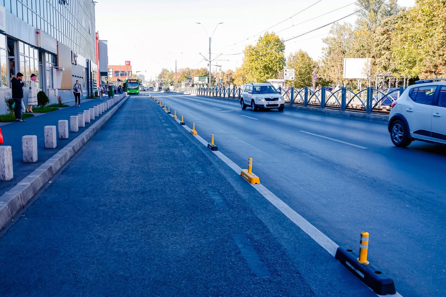Noi benzi unice pentru transportul public în București: STB avertizează șoferii Societatea de Transport București (STB) a dat în folosință noi benzi unice destinate exclusiv autobuzelor și troleibuzelor în zona Academiei Militare