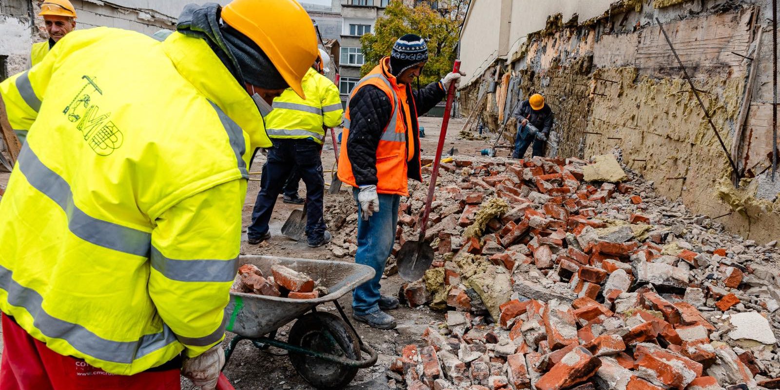 Primarul Capitalei demarează demolarea construcțiilor ilegale din centrul orașului Edilul-șef al Bucureștiului, Ciprian Ciucu, a anunțat luni că a semnat 15 dispoziții de desființare a unor construcții ridicate ilegal pe domeniul public în zona centrală, conform unui comunicat publicat pe pagina sa de Facebook