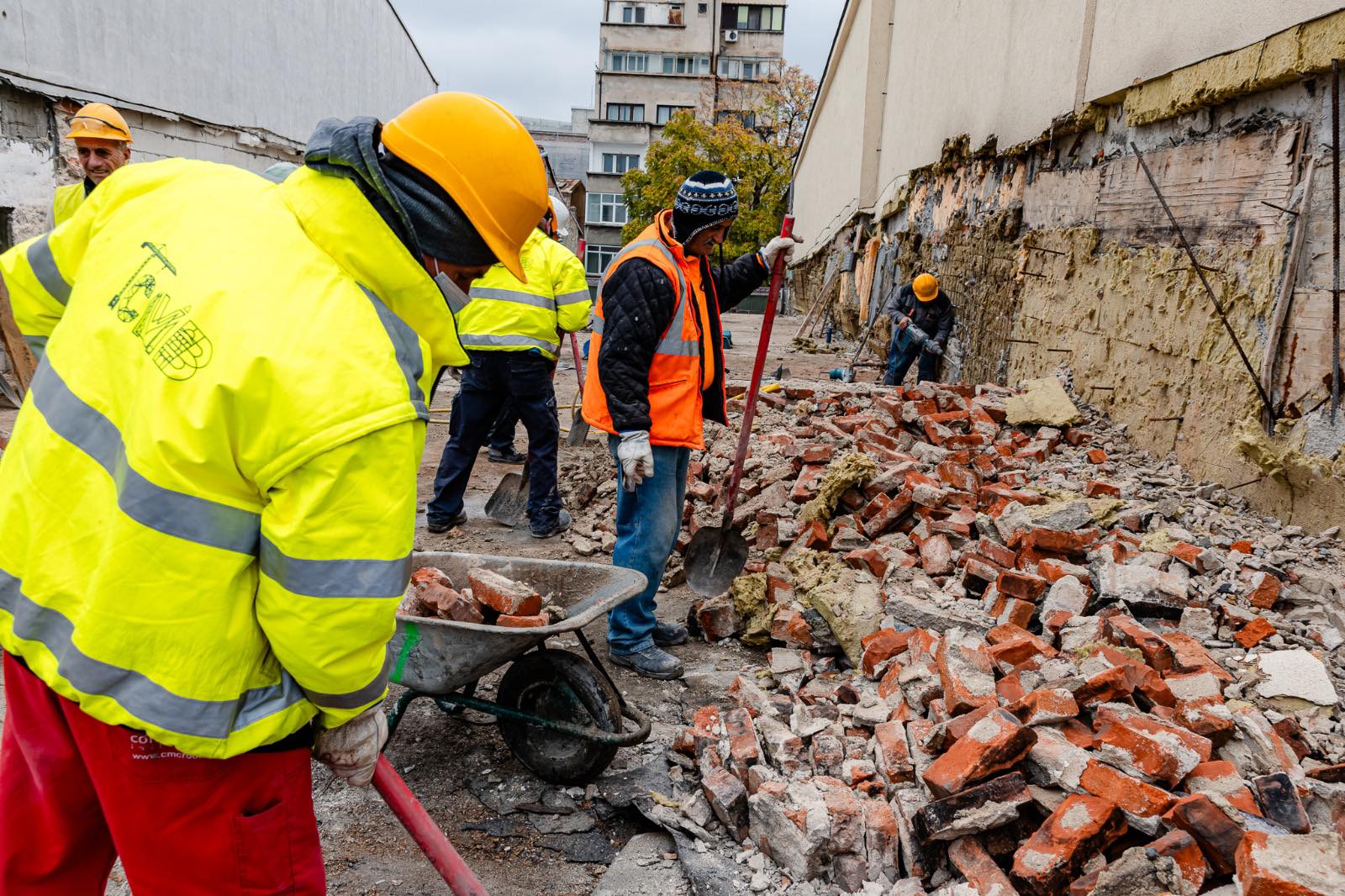 Primarul Capitalei demarează demolarea construcțiilor ilegale din centrul orașului Edilul-șef al Bucureștiului, Ciprian Ciucu, a anunțat luni că a semnat 15 dispoziții de desființare a unor construcții ridicate ilegal pe domeniul public în zona centrală, conform unui comunicat publicat pe pagina sa de Facebook