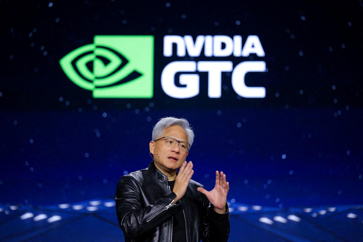 Nvidia, liderul inteligenței artificiale, ar putea trage în jos piața de acțiuni București – Acțiunile gigantului tehnologic Nvidia (NVDA), un indicator adesea considerat un barometru al pieței bursiere, dau semne de slăbiciune, sugerând posibilitatea unei corecții mai ample pe piață
