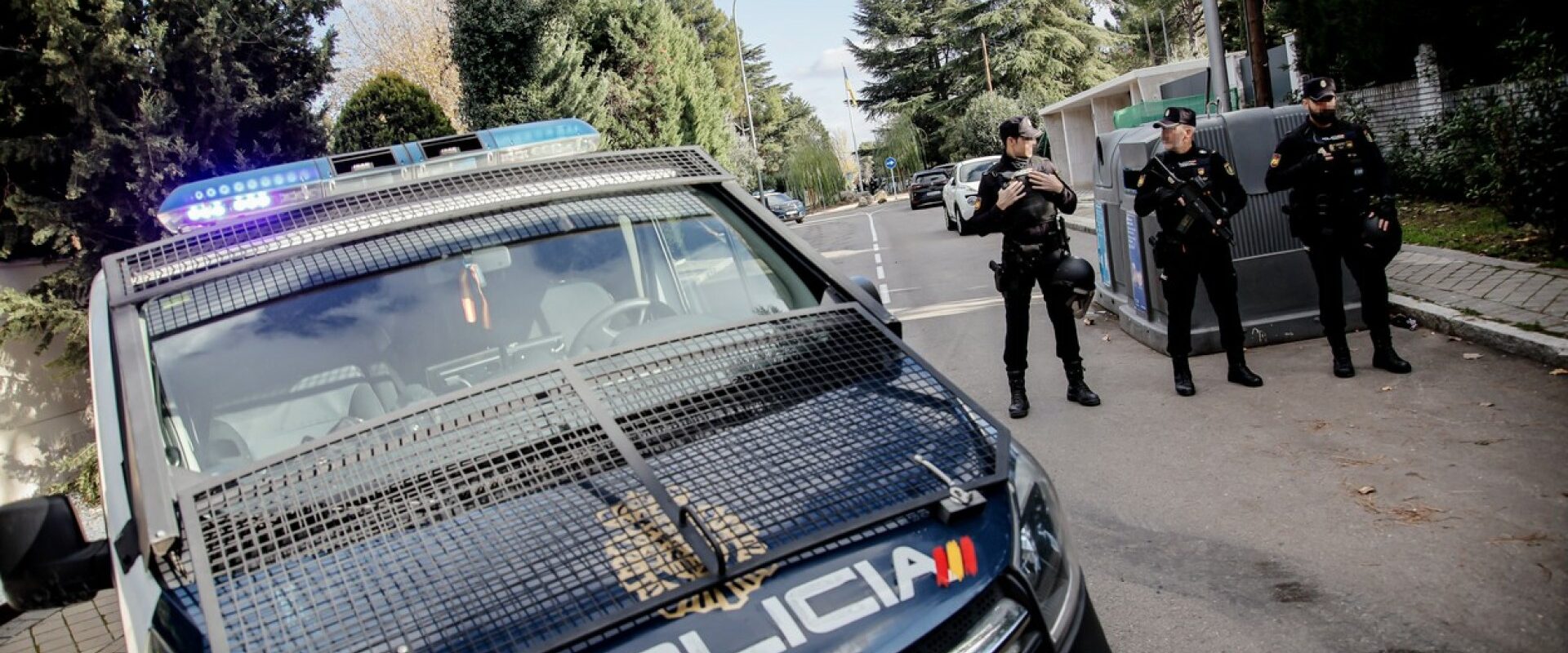 Trei persoane arestate în Mallorca pentru spălare de bani și încălcarea sancțiunilor UE Poliția spaniolă a reținut miercuri trei persoane în Mallorca, suspectate de complicitate la o schemă menită să eludeze sancțiunile impuse de Uniunea Europeană (UE) ca răspuns la invazia Rusiei în Ucraina