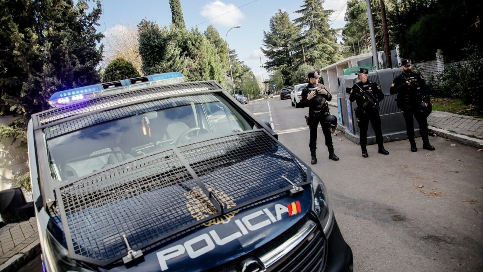 Trei persoane arestate în Mallorca pentru spălare de bani și încălcarea sancțiunilor UE Poliția spaniolă a reținut miercuri trei persoane în Mallorca, suspectate de complicitate la o schemă menită să eludeze sancțiunile impuse de Uniunea Europeană (UE) ca răspuns la invazia Rusiei în Ucraina