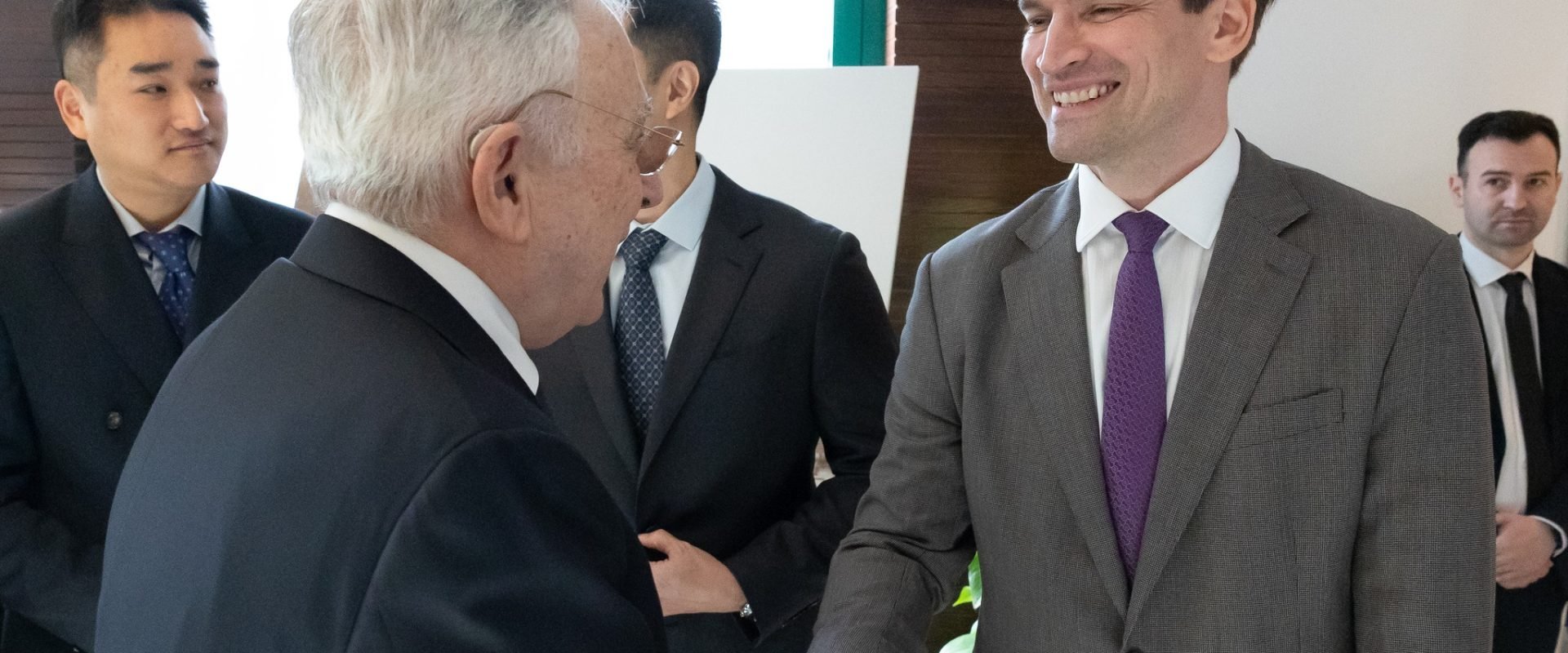 Discuții cruciale despre apărare: Provocările programului SAFE și nevoia de leadership adaptat București, România – Programul SAFE (Sprijinirea Apărării Economice) a fost subiectul unei discuții importante la Banca Națională a României (BNR), în cadrul căreia au participat reprezentanți guvernamentali și guvernatorul Mugur Isărescu