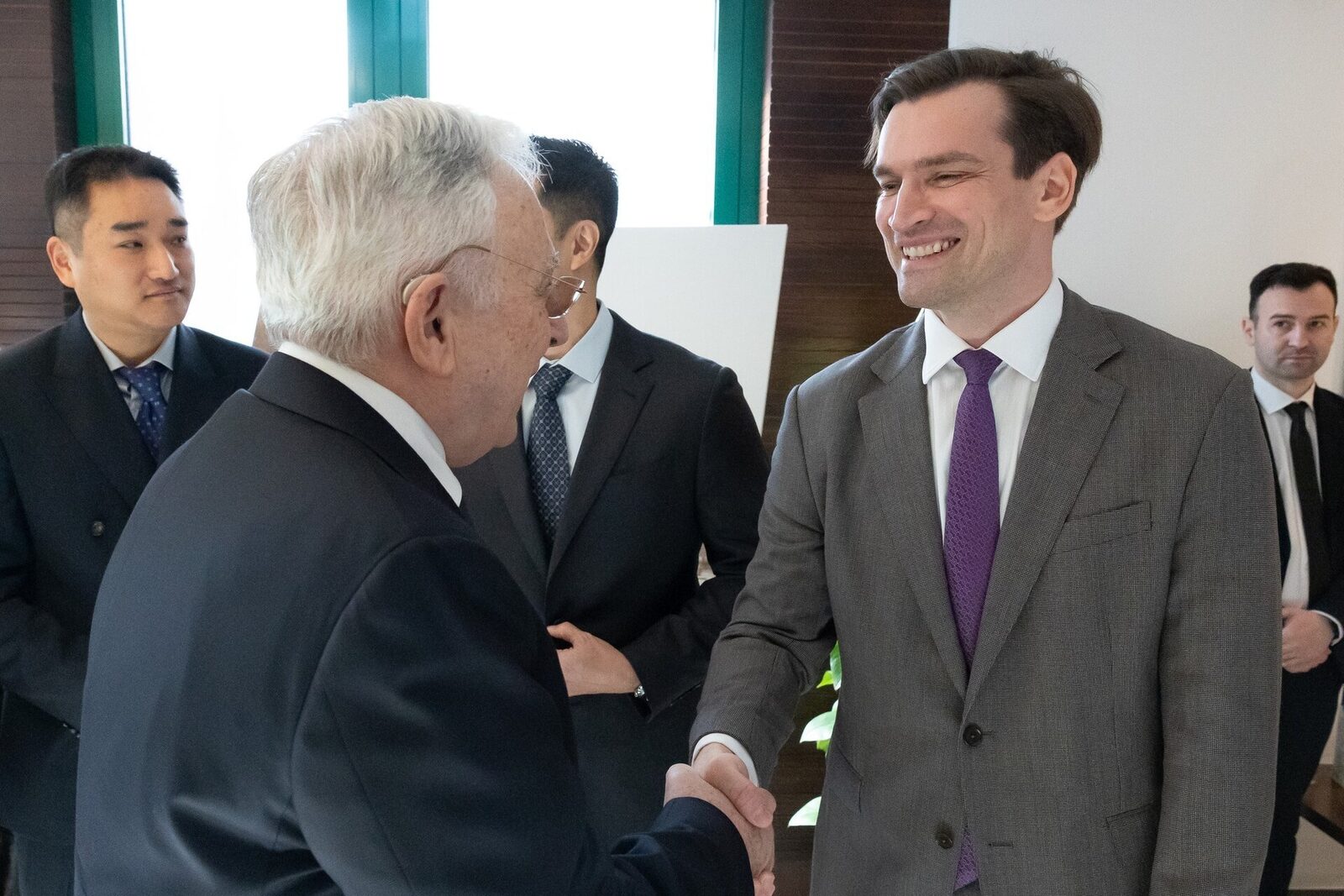 Discuții cruciale despre apărare: Provocările programului SAFE și nevoia de leadership adaptat București, România – Programul SAFE (Sprijinirea Apărării Economice) a fost subiectul unei discuții importante la Banca Națională a României (BNR), în cadrul căreia au participat reprezentanți guvernamentali și guvernatorul Mugur Isărescu