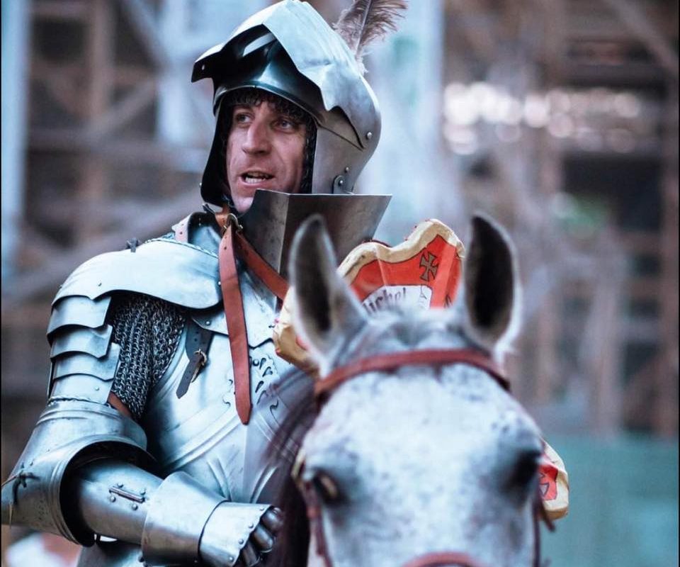 Cavalerul din Mediaș: Mihai Cotei și pasiunea pentru turnirul medieval Într-o lume modernă dominată de tehnologie și ritmuri accelerate, un locuitor din Mediaș, Mihai Cotei, la vârsta de 39 de ani, trăiește după regulile de onoare și curaj ale secolului al XV-lea