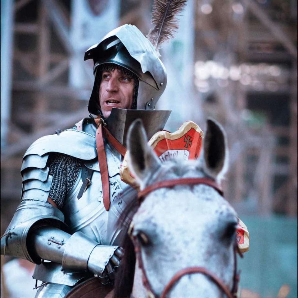 Cavalerul din Mediaș: Mihai Cotei și pasiunea pentru turnirul medieval Într-o lume modernă dominată de tehnologie și ritmuri accelerate, un locuitor din Mediaș, Mihai Cotei, la vârsta de 39 de ani, trăiește după regulile de onoare și curaj ale secolului al XV-lea