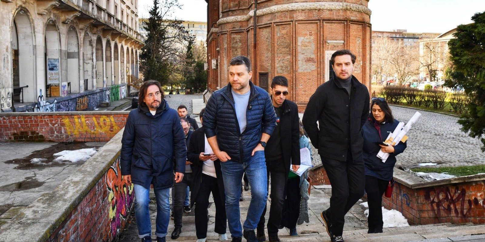 Primarul Capitalei, Ciprian Ciucu, efectuează un tur de inspecție în centrul orașului Bucureștiul se confruntă cu multiple probleme de infrastructură și aspect, motiv pentru care primarul general, Ciprian Ciucu, a efectuat astăzi un tur de inspecție în centrul capitalei