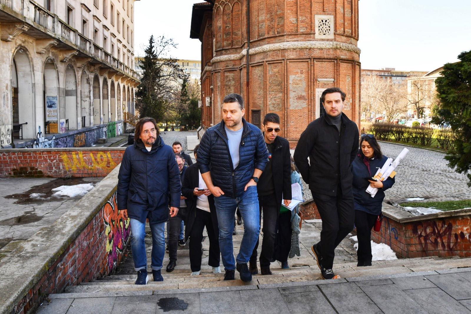 Primarul Capitalei, Ciprian Ciucu, efectuează un tur de inspecție în centrul orașului Bucureștiul se confruntă cu multiple probleme de infrastructură și aspect, motiv pentru care primarul general, Ciprian Ciucu, a efectuat astăzi un tur de inspecție în centrul capitalei
