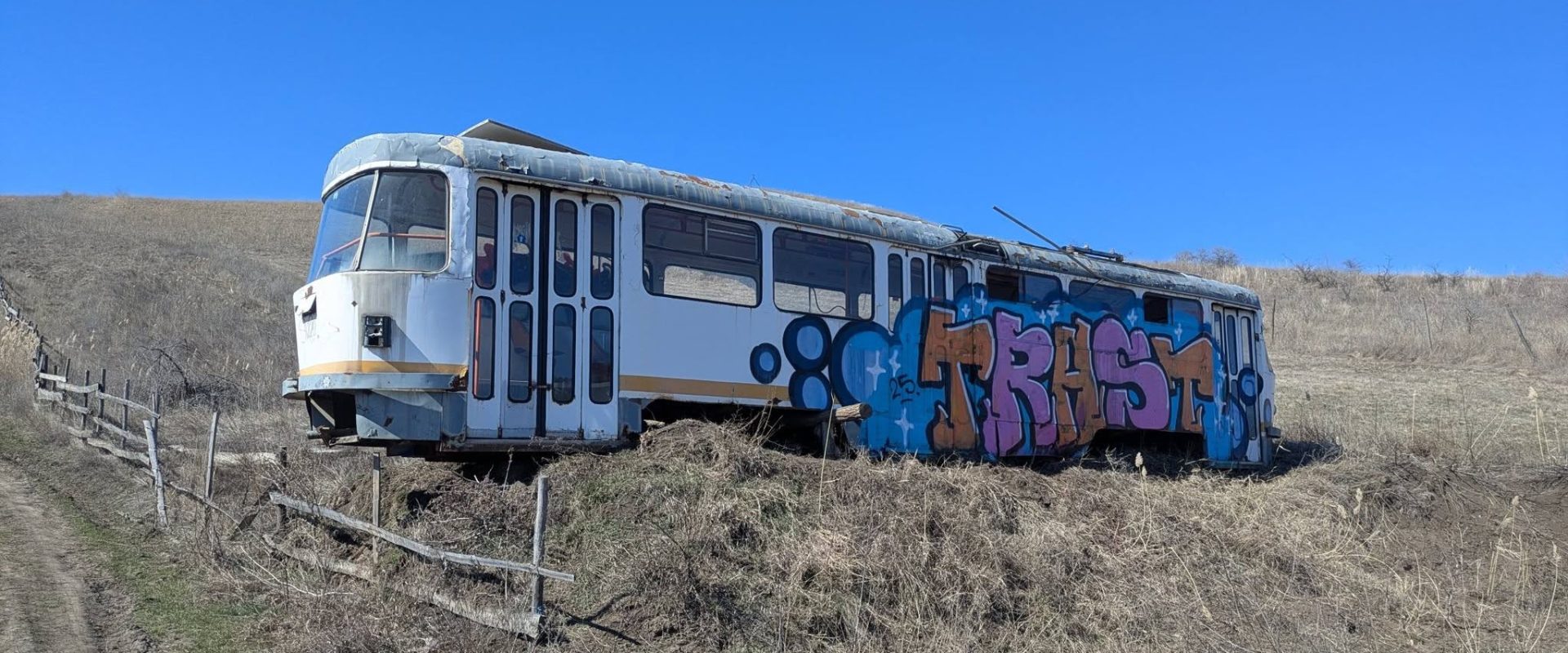 Tramvaiul Tatra, fost simbol al Bucureștiului, se degradează la Vulcanii Noroioși Un tramvai Tatra, vechi de 50 de ani și care a circulat pe străzile Bucureștiului, a fost mutat în zona Vulcanii Noroioși în 2025 cu scopul de a fi transformat într-o cafenea turistică
