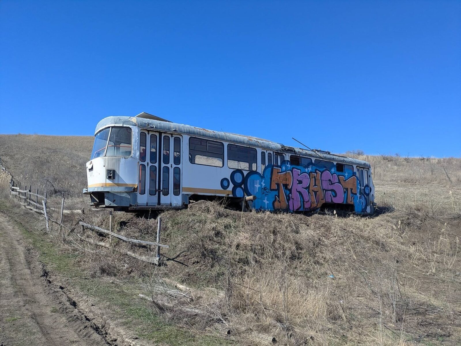 Tramvaiul Tatra, fost simbol al Bucureștiului, se degradează la Vulcanii Noroioși Un tramvai Tatra, vechi de 50 de ani și care a circulat pe străzile Bucureștiului, a fost mutat în zona Vulcanii Noroioși în 2025 cu scopul de a fi transformat într-o cafenea turistică