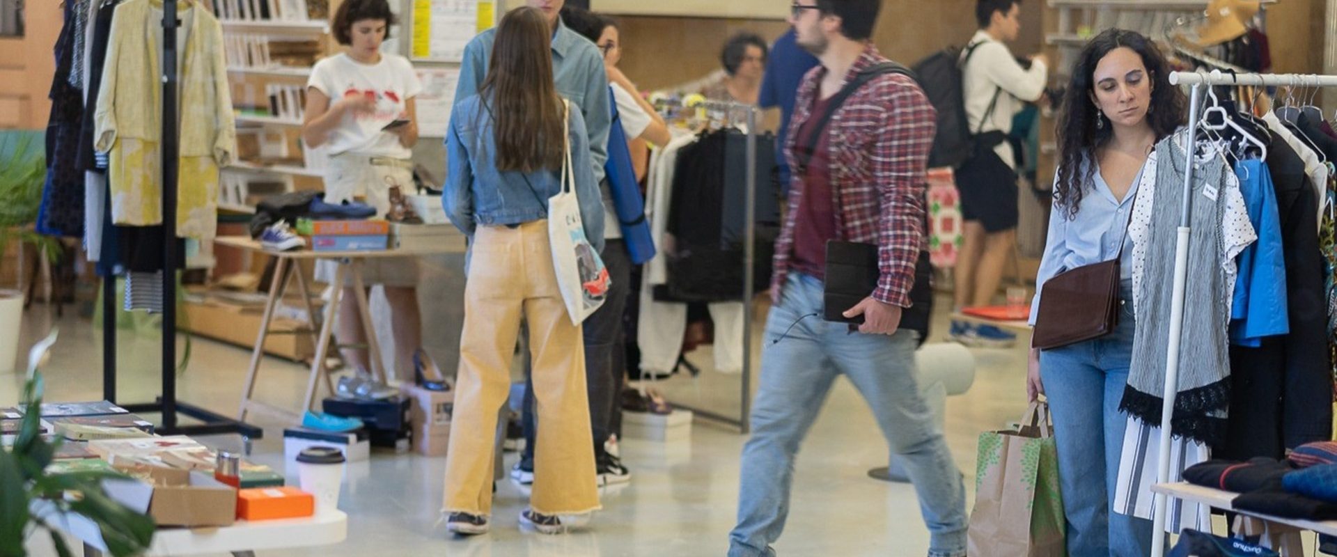 Târgul DezNod, dedicat obiectelor second-hand, revine la București în weekend Nod Makerspace, situat pe Splaiul Unirii 160, găzduiește în perioada 21-22 martie un nou eveniment DezNod, dedicat vânzării și cumpărării de obiecte second-hand