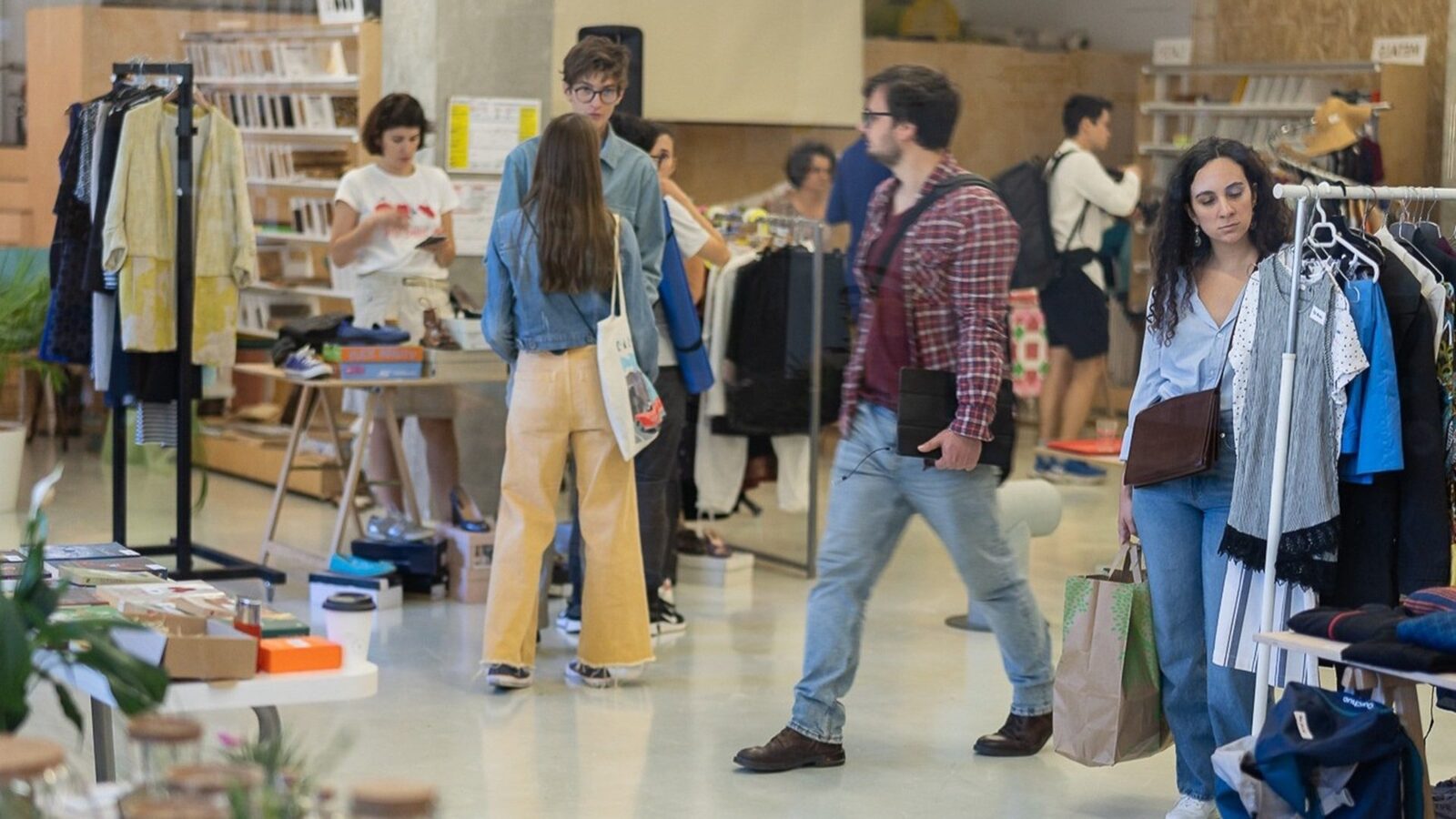 Târgul DezNod, dedicat obiectelor second-hand, revine la București în weekend Nod Makerspace, situat pe Splaiul Unirii 160, găzduiește în perioada 21-22 martie un nou eveniment DezNod, dedicat vânzării și cumpărării de obiecte second-hand