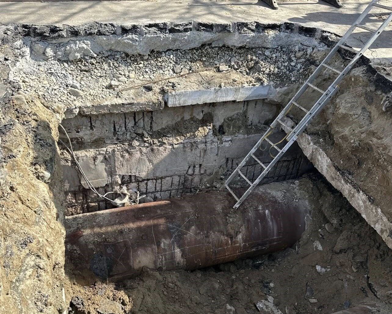Șoseaua Mihai Bravu, afectată de o surpare majoră O porțiune din carosabilul Șoselei Mihai Bravu, în zona numărului 307, s-a surpat, afectând aproximativ zece plăci de beton fiecare cu o lungime de 4,5 metri