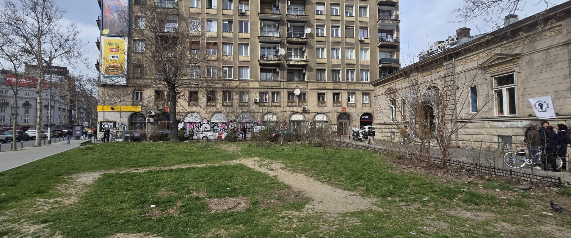 Primarul Capitalei acuză un „jmecher” că vrea să dezvolte un teren din centrul Bucureștiului Primarul general al Capitalei, Nicușor Dan, a declarat că un teren situat în fața librăriei Cărturești și în apropierea cinematografului Patria este vizat de o posibilă dezvoltare imobiliară
