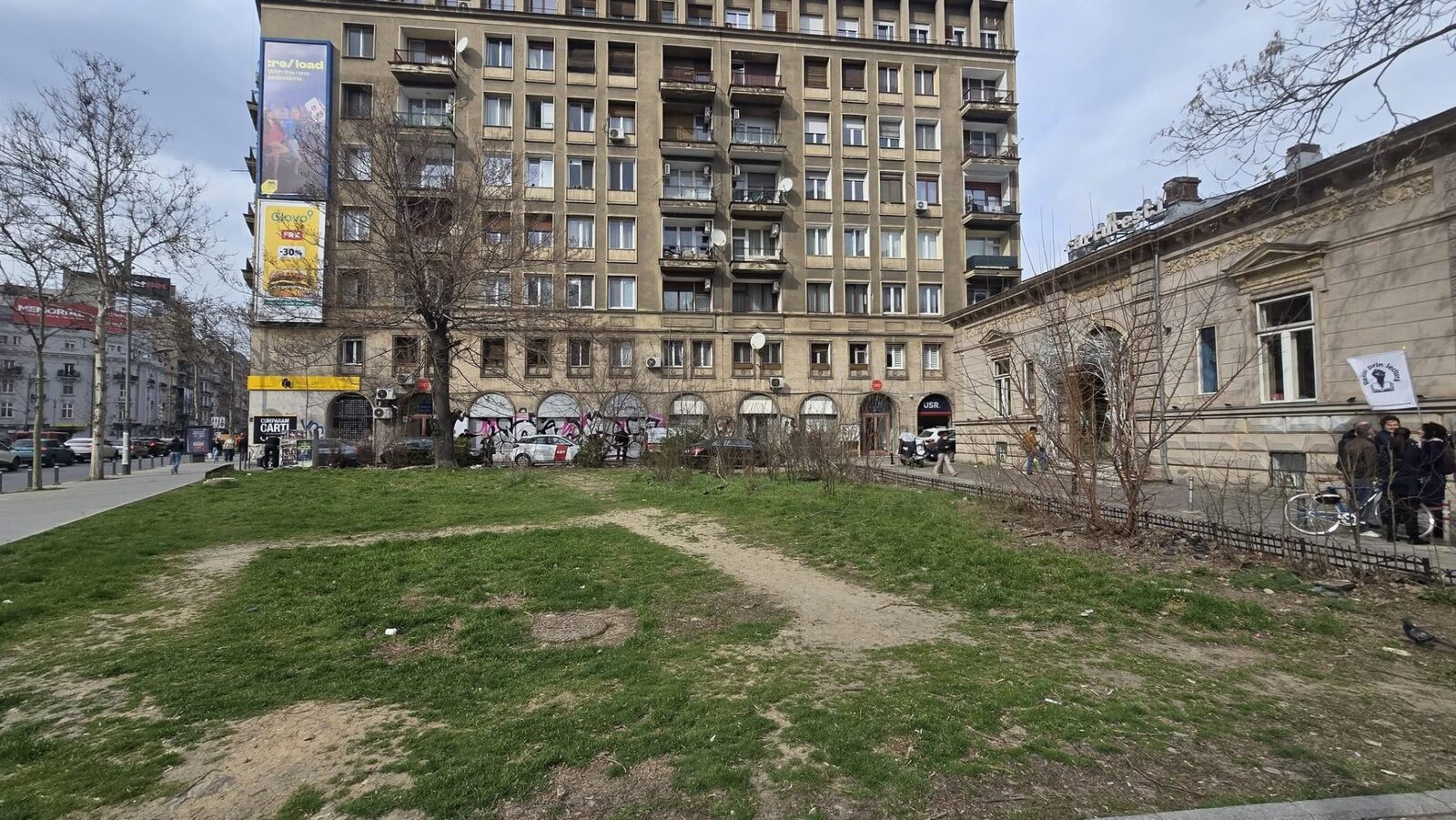Primarul Capitalei acuză un „jmecher” că vrea să dezvolte un teren din centrul Bucureștiului Primarul general al Capitalei, Nicușor Dan, a declarat că un teren situat în fața librăriei Cărturești și în apropierea cinematografului Patria este vizat de o posibilă dezvoltare imobiliară
