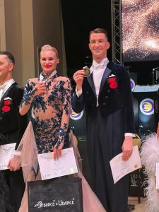 România, pe culmile dansului sportiv mondial: Rareș Cojoc și Andreea Matei câștigă Grand Slam-ul WDSF România se mândrește cu o performanță de excepție în lumea dansului sportiv