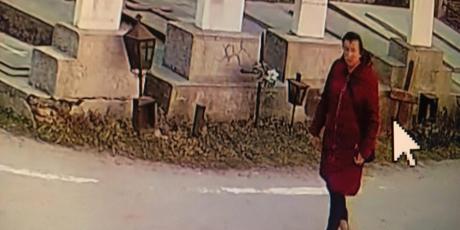 Profanarea mormântului lui Ilie Balaci: O femeie din Craiova, identificată de poliție O femeie în vârstă de 54 de ani din Craiova este suspectată de profanarea mormântului fostului fotbalist Ilie Balaci, au anunțat marți reprezentanții Inspectoratului de Poliție Județean (IPJ) Dolj