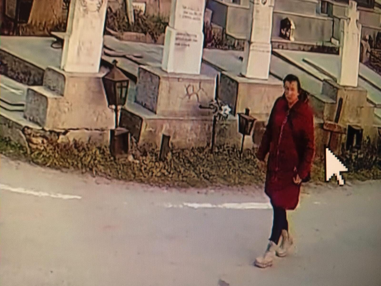 Profanarea mormântului lui Ilie Balaci: O femeie din Craiova, identificată de poliție O femeie în vârstă de 54 de ani din Craiova este suspectată de profanarea mormântului fostului fotbalist Ilie Balaci, au anunțat marți reprezentanții Inspectoratului de Poliție Județean (IPJ) Dolj