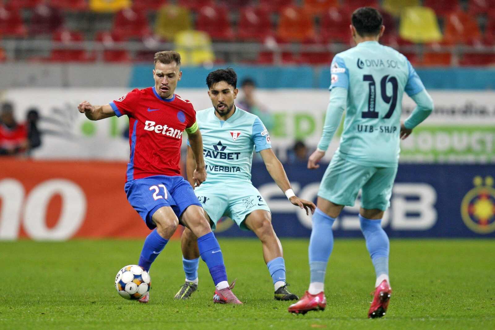FCSB și UTA Arad se înfruntă vineri seara, pe terenul bucureștenilor, într-un meci așteptat de fanii ambelor echipe