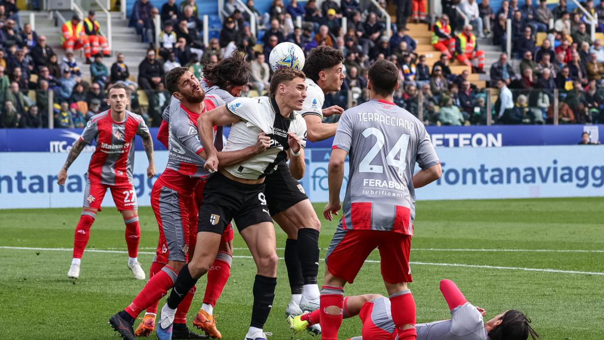 Parma vrea să se distanțeze de zona retrogradării, Cremonese are debutant pe bancă și speră la salvare Duel important în Serie B, unde Parma primește vizita lui Cremonese