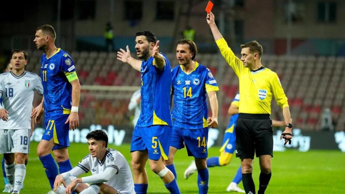Italia, redusă la zece oameni după eliminarea lui Bastoni Squadra Azzurra a suferit o lovitură dură în meciul său, după ce fundașul Alessandro Bastoni a primit cartonaș roșu
