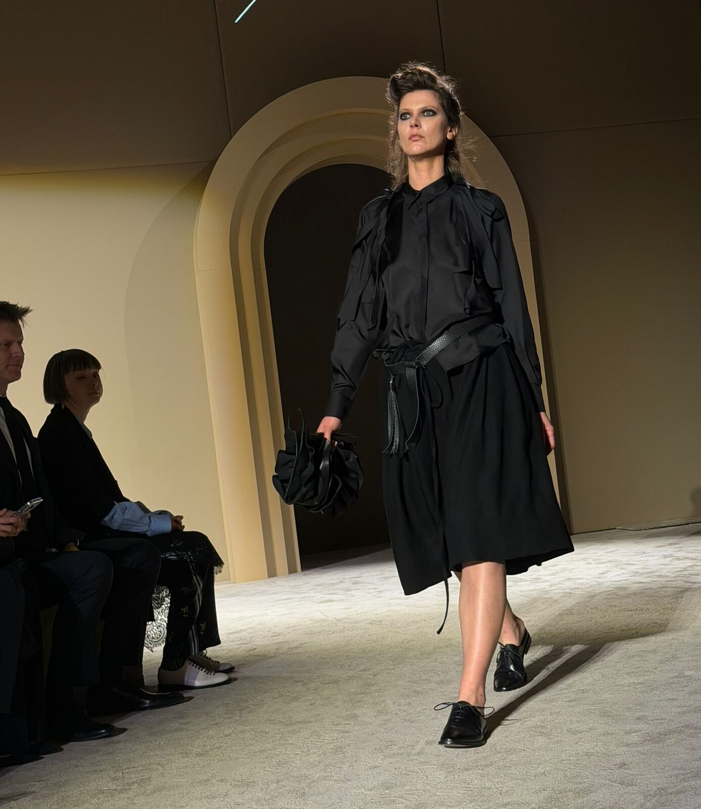Carmen Secăreanu prezintă o colecție despre dualitate la Mercedes-Benz Bucharest Fashion Week Designerul Carmen Secăreanu a prezentat la Mercedes-Benz Bucharest Fashion Week colecția pentru sezonul toamnă-iarnă 2026/2027