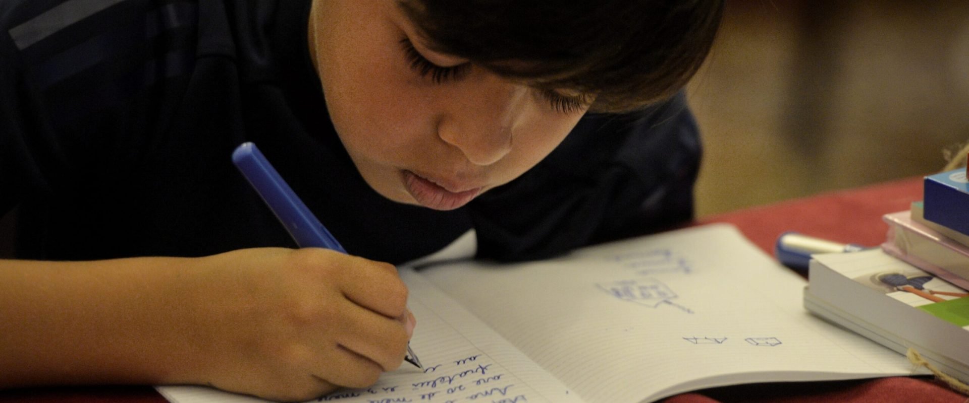 Scrisul de mână: Un aliat neașteptat în procesul de învățare într-o eră digitală Studiile recente arată că scrisul de mână are beneficii semnificative asupra memoriei și a dezvoltării cognitive, în timp ce utilizarea exclusivă a dispozitivelor digitale în procesul de învățare poate avea efecte mai puțin favorabile