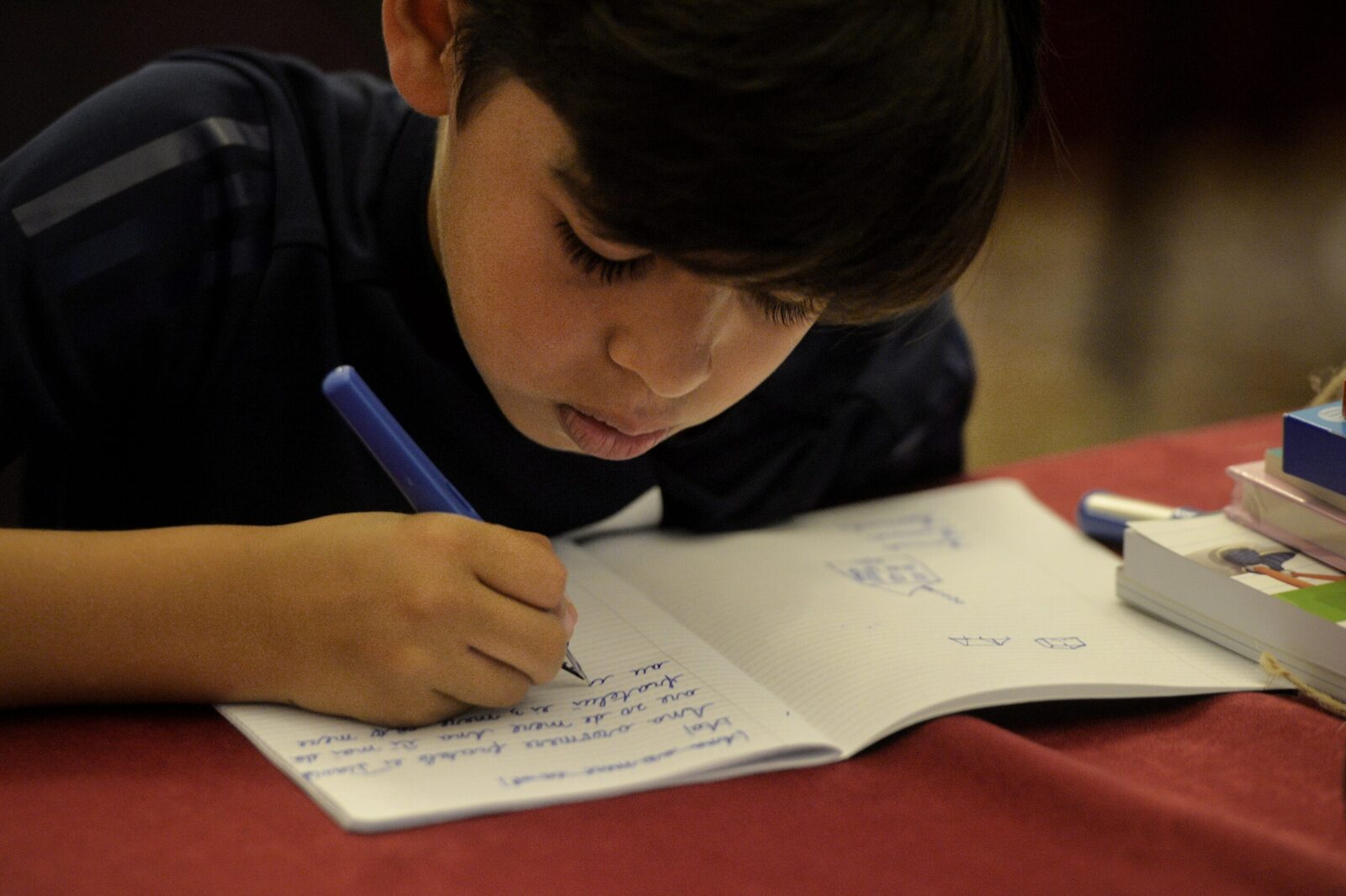 Scrisul de mână: Un aliat neașteptat în procesul de învățare într-o eră digitală Studiile recente arată că scrisul de mână are beneficii semnificative asupra memoriei și a dezvoltării cognitive, în timp ce utilizarea exclusivă a dispozitivelor digitale în procesul de învățare poate avea efecte mai puțin favorabile