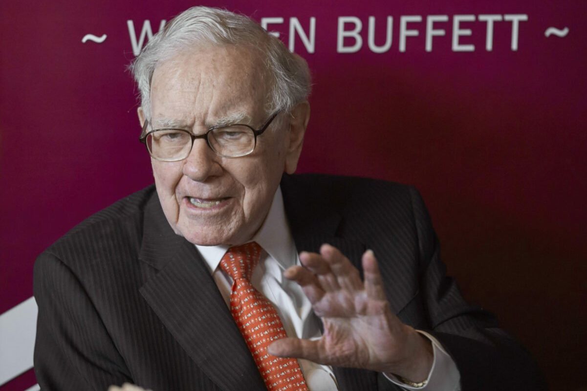 Buffett și Bezos, semnale de alarmă pentru investitori? Warren Buffett, renumitul investitor, a vândut o parte din acțiunile Apple, deși compania tehnologică rămâne o investiție importantă pentru Berkshire Hathaway