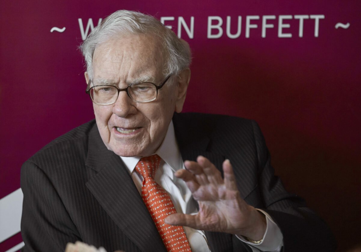 Buffett și Bezos, semnale de alarmă pentru investitori? Warren Buffett, renumitul investitor, a vândut o parte din acțiunile Apple, deși compania tehnologică rămâne o investiție importantă pentru Berkshire Hathaway