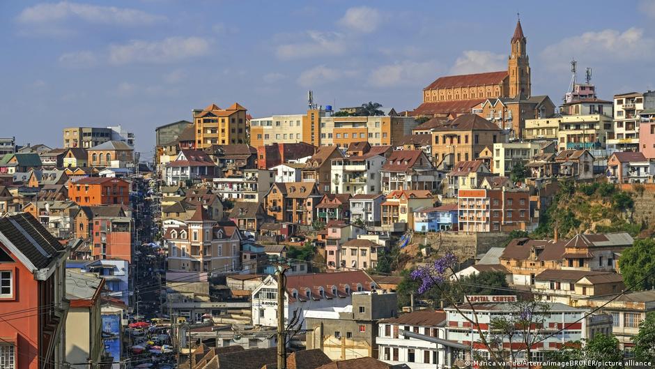 Șeful anticorupție din Madagascar, numit prim-ministru după demiterea guvernului Antananarivo, Madagascar – Mamitiana Rajaonarison, fostul șef al unității de combatere a corupției din Madagascar, a fost numit prim-ministru al țării