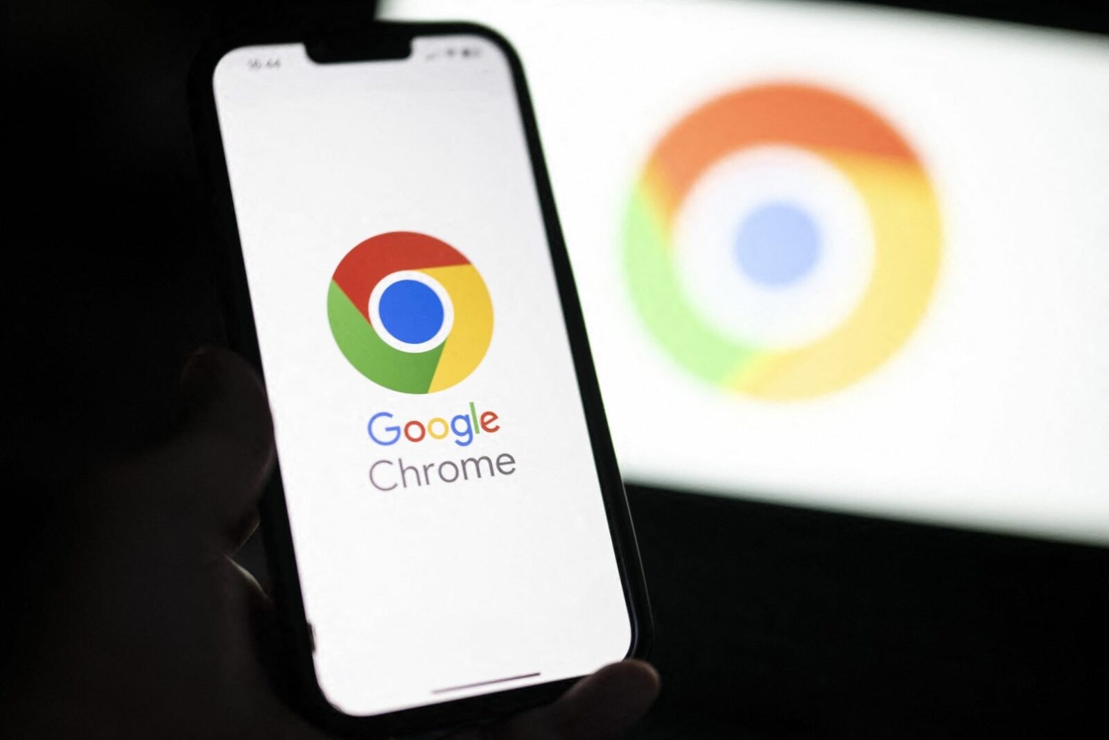 Google înăsprește regulile pentru aplicațiile din afara magazinelor oficiale Android Google introduce o serie de măsuri mai stricte pentru instalarea aplicațiilor pe sistemul de operare Android, cu scopul de a spori securitatea utilizatorilor