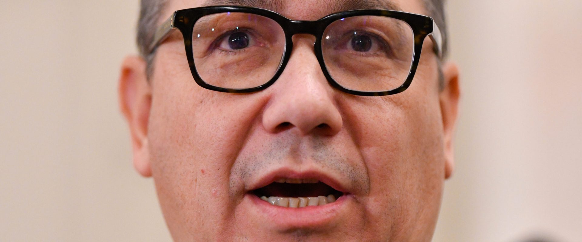 Scandal la Ministerul de Externe: Fiica lui Victor Ponta, blocată la îmbarcare în Dubai Ministra Afacerilor Externe, Oana Țoiu, a reacționat la acuzațiile privind implicarea sa în interzicerea fiicei fostului premier Victor Ponta de a se îmbarca într-un autocar spre Oman, de unde urma să plece spre România