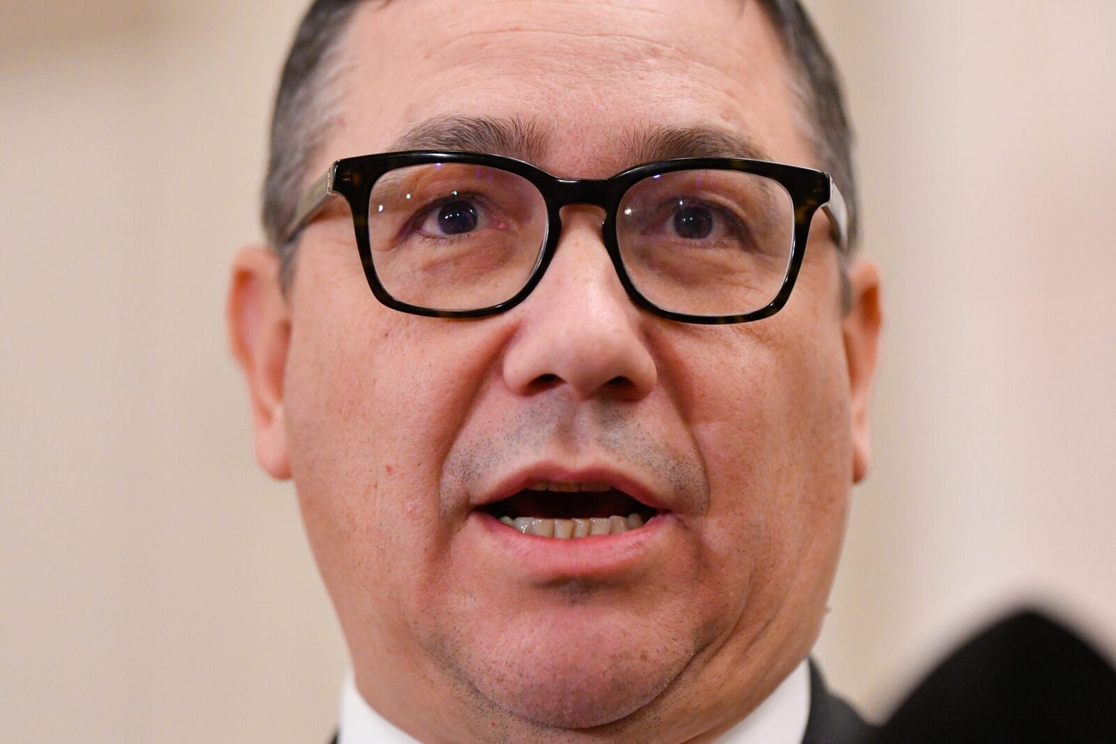Scandal la Ministerul de Externe: Fiica lui Victor Ponta, blocată la îmbarcare în Dubai Ministra Afacerilor Externe, Oana Țoiu, a reacționat la acuzațiile privind implicarea sa în interzicerea fiicei fostului premier Victor Ponta de a se îmbarca într-un autocar spre Oman, de unde urma să plece spre România