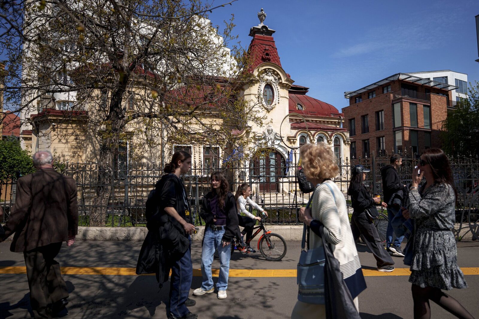 Consiliul General al Municipiului București aprobă achiziții importante pentru Sectorul 1 Consiliul General al Municipiului București (CGMB) a aprobat, vineri, două proiecte semnificative pentru Sectorul 1, conform unui comunicat de presă emis de primăria de sector