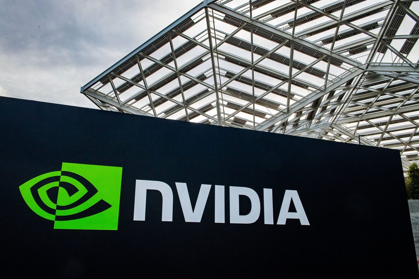 Nvidia se asociază cu giganți telecom pentru a crea rețele 6G bazate pe inteligența artificială Nvidia, producătorul de cipuri grafice, colaborează cu un grup de companii de telecomunicații, printre care Nokia, SoftBank Group și T-Mobile US, pentru a construi rețele de generația a șasea (6G) care să utilizeze inteligența artificială (AI) în gestionarea eficientă a traficului radio