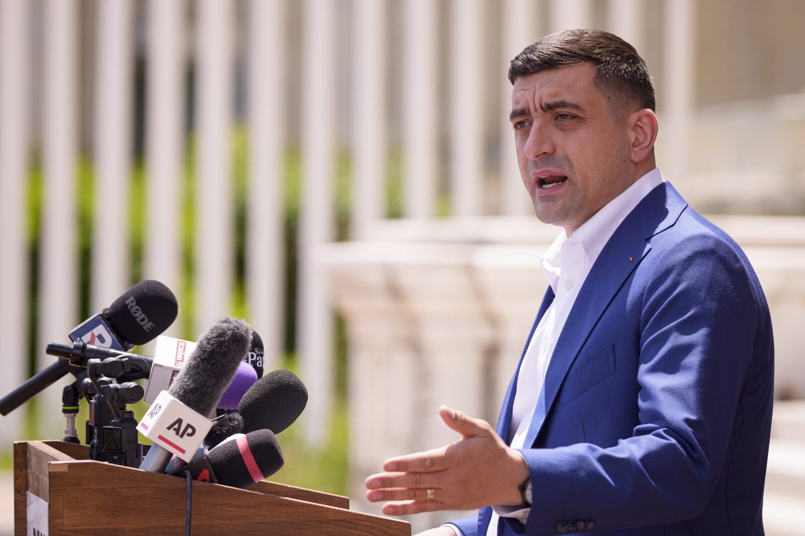 George Simion, liderul Alianței pentru Unirea Românilor (AUR), participă la un eveniment politic important în Statele Unite ale Americii, alături de o delegație formată din alți opt parlamentari ai formațiunii