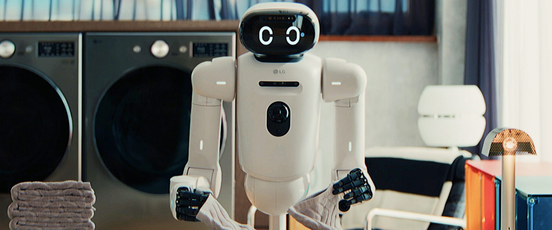 Roboții și hainele: provocarea plierii perfecte Capacitatea roboților de a plia haine reprezintă un test dificil pentru inteligența artificială, ilustrând o problemă cunoscută sub numele de „paradoxul lui Moravec”