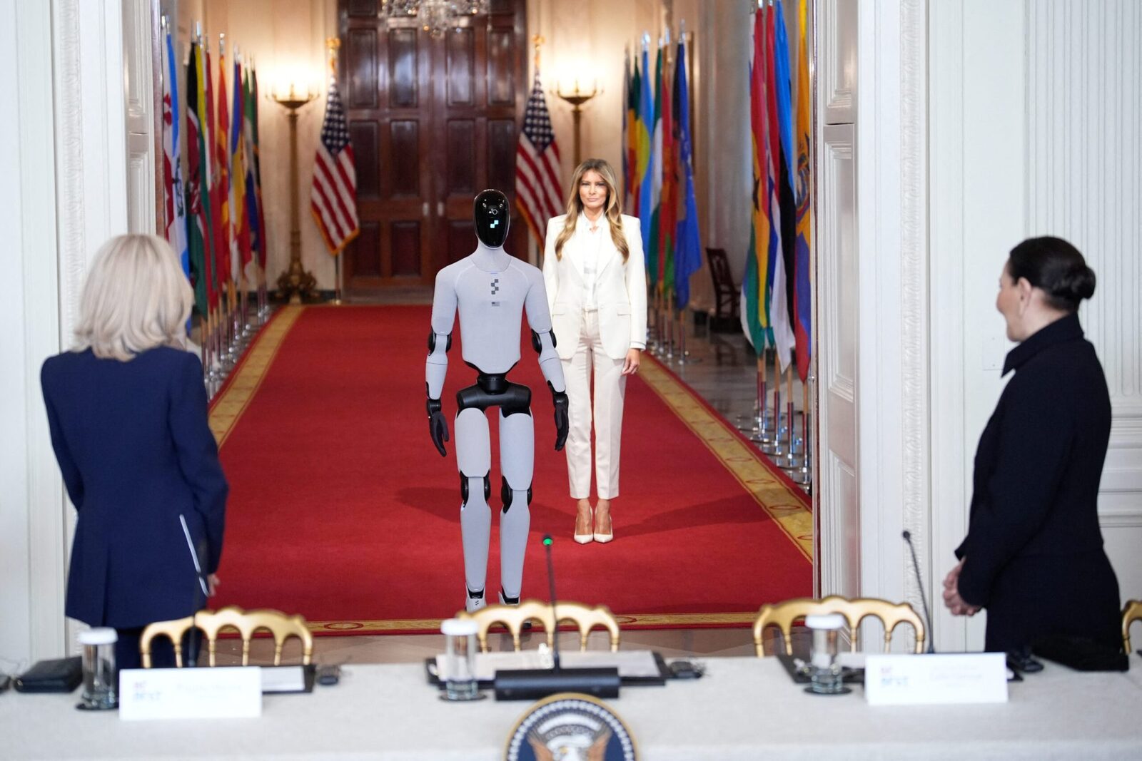 Un robot umanoid a deschis summitul global privind educația de la Casa Albă, eveniment la care au participat lideri politici și giganți tech