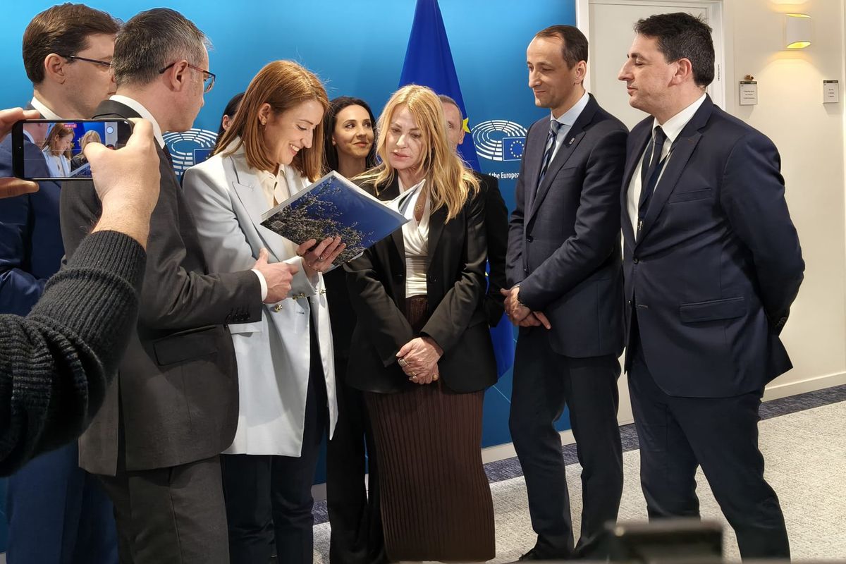 Nadia Comăneci la Bruxelles: Zeița gimnasticii, între întâlniri oficiale și conferință despre excelență Bruxelles, 16 martie 2026 – Anul Nadia Comăneci a debutat cu o vizită de trei zile la Bruxelles, unde legenda gimnasticii mondiale a avut o întrevedere cu președinta Parlamentului European, Roberta Metsola