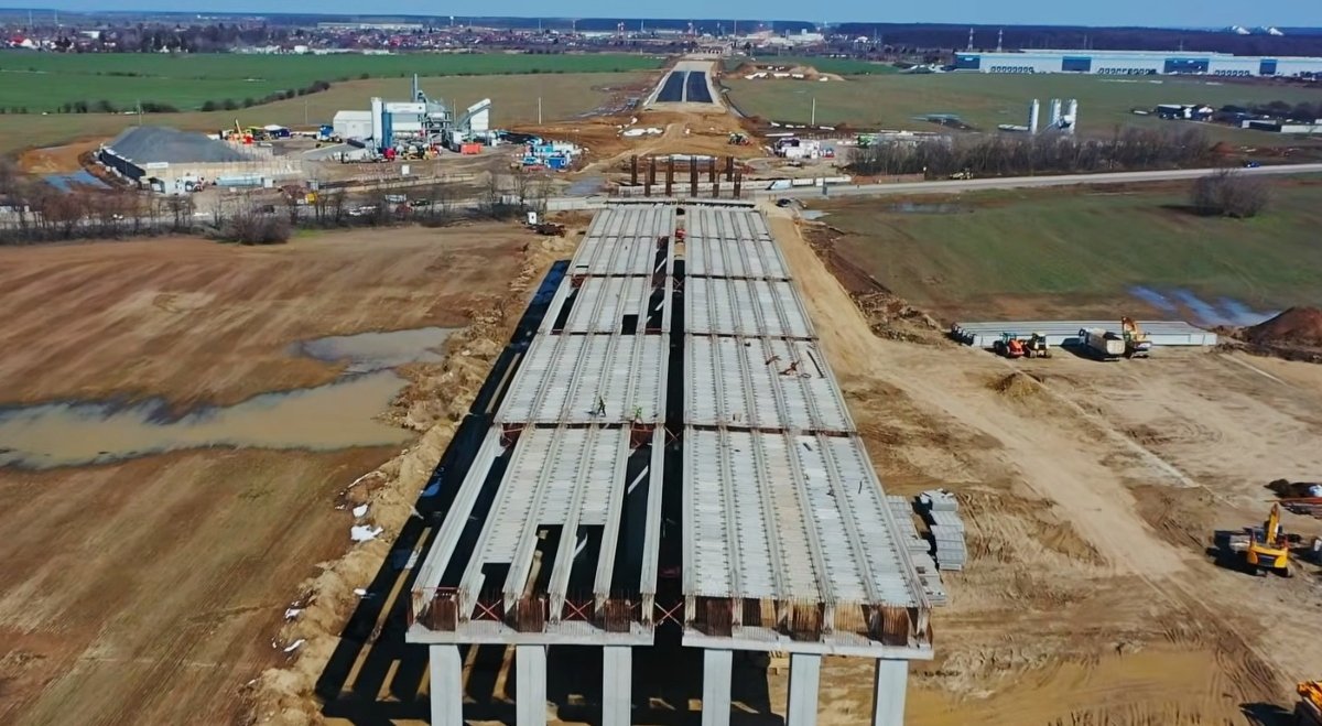 Autostrada A0 Nord: Primul tronson ar putea fi deschis circulației în vară Lucrările la Lotul 1 al Autostrăzii A0 Nord, care înconjoară Bucureștiul, au înregistrat un avans considerabil, existând posibilitatea ca primul tronson să fie dat în folosință chiar în această vară