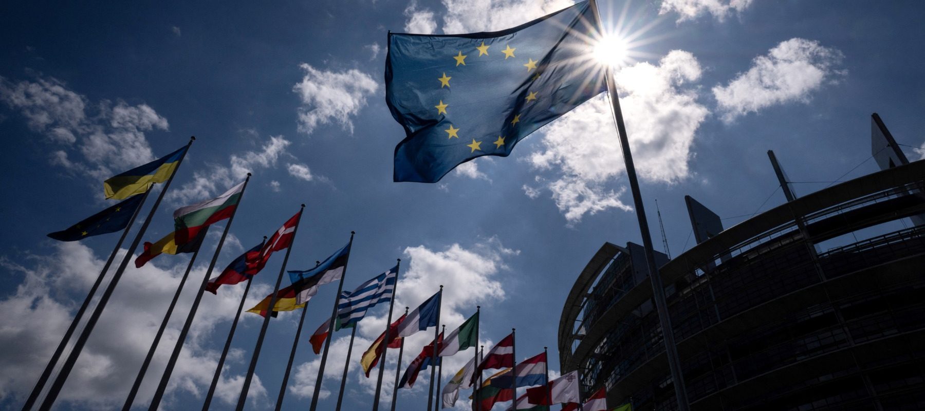 UE cere statelor membre să reducă taxele la energie pe fondul tensiunilor din Orientul Mijlociu Uniunea Europeană face apel la statele membre să ia în considerare reducerea taxelor pe energie, în special pe electricitate, ca răspuns la creșterea prețurilor la petrol și gaze, exacerbata de conflictul din Orientul Mijlociu