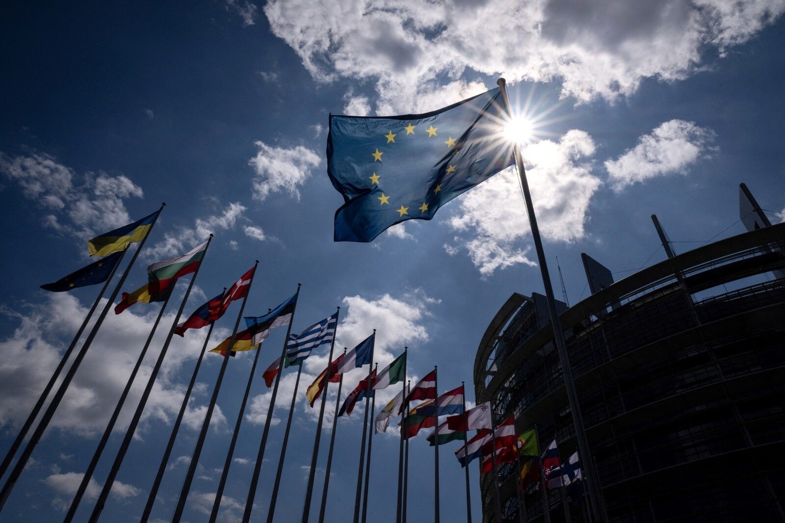 UE cere statelor membre să reducă taxele la energie pe fondul tensiunilor din Orientul Mijlociu Uniunea Europeană face apel la statele membre să ia în considerare reducerea taxelor pe energie, în special pe electricitate, ca răspuns la creșterea prețurilor la petrol și gaze, exacerbata de conflictul din Orientul Mijlociu