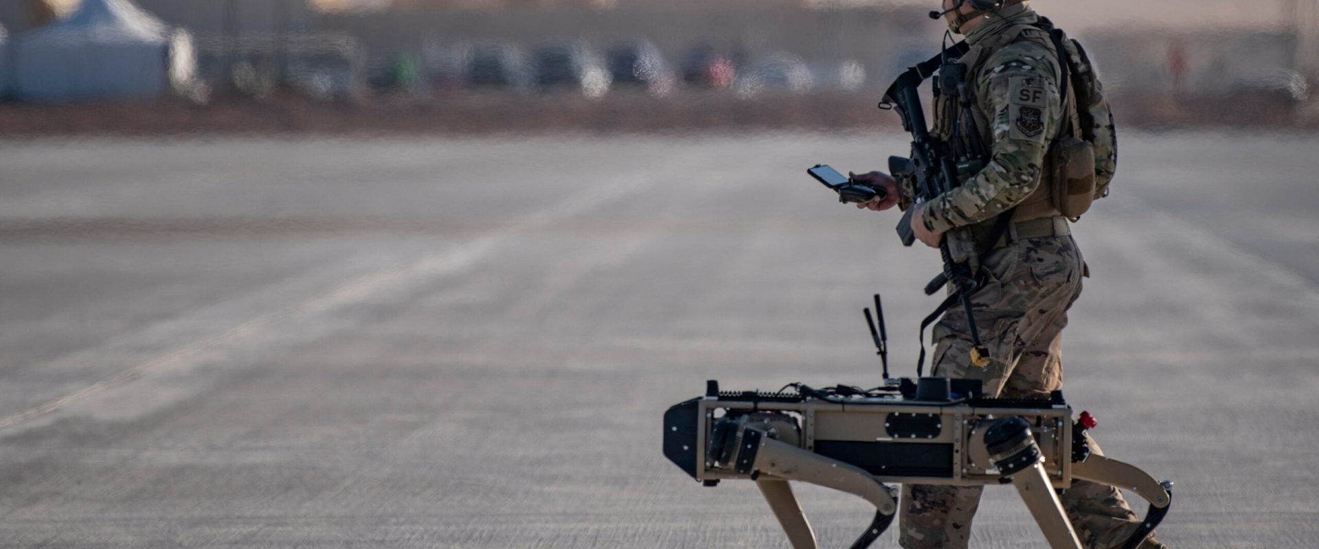 Inteligența artificială, prezentă pe câmpul de luptă: o cursă a înarmării cu implicații greu de controlat Dezvoltarea inteligenței artificiale (AI) în domeniul militar ridică semne serioase de întrebare cu privire la viitorul conflictelor armate