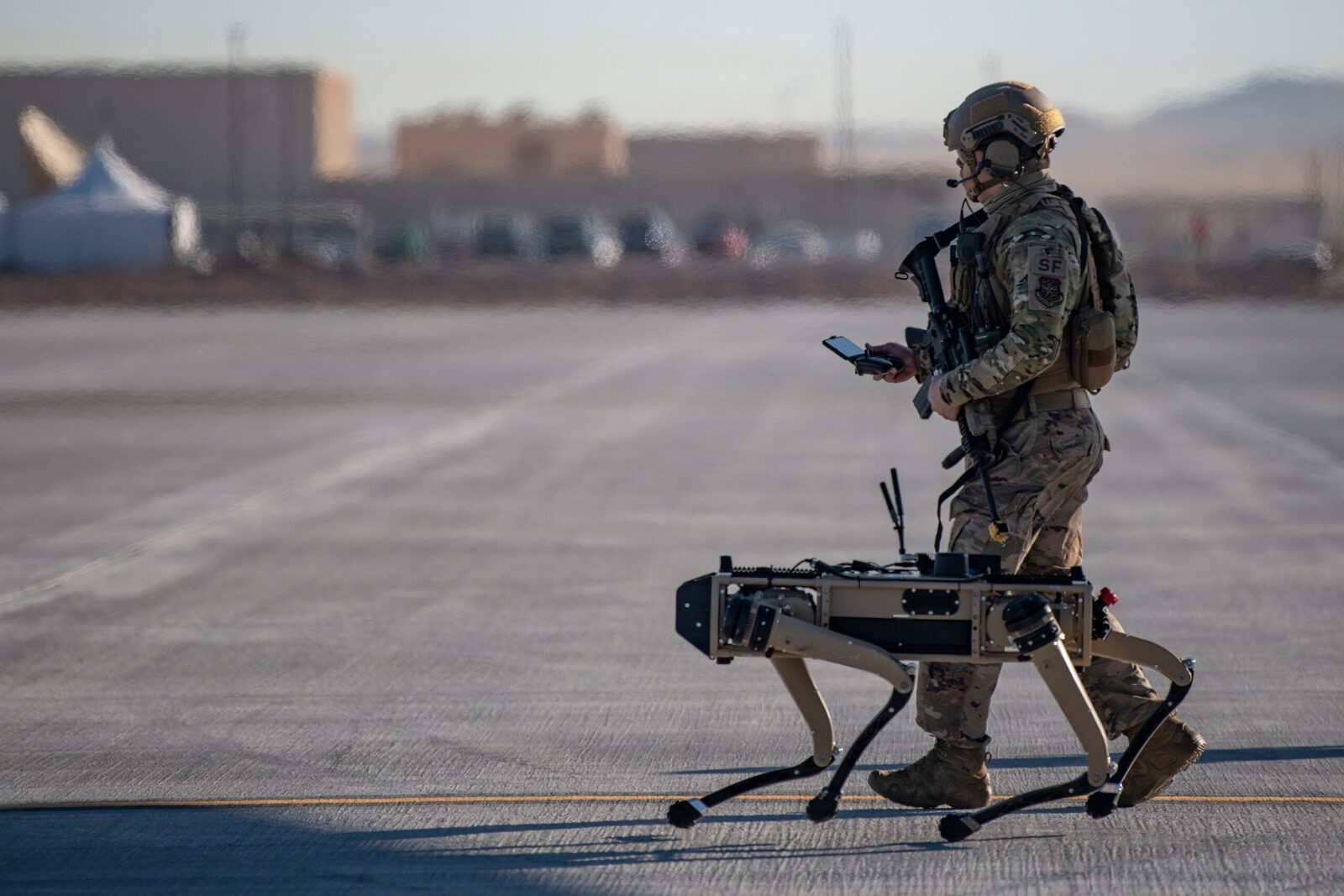 Inteligența artificială, prezentă pe câmpul de luptă: o cursă a înarmării cu implicații greu de controlat Dezvoltarea inteligenței artificiale (AI) în domeniul militar ridică semne serioase de întrebare cu privire la viitorul conflictelor armate