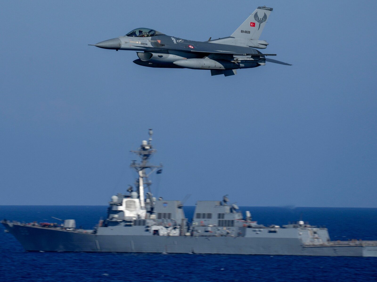Un misil iranian, interceptat deasupra Turciei Un misil balistic lansat din Iran a fost doborât de sistemele de apărare aeriană NATO după ce a trecut prin spațiul aerian al Irakului și Siriei, potrivit Ministerului Apărării din Turcia