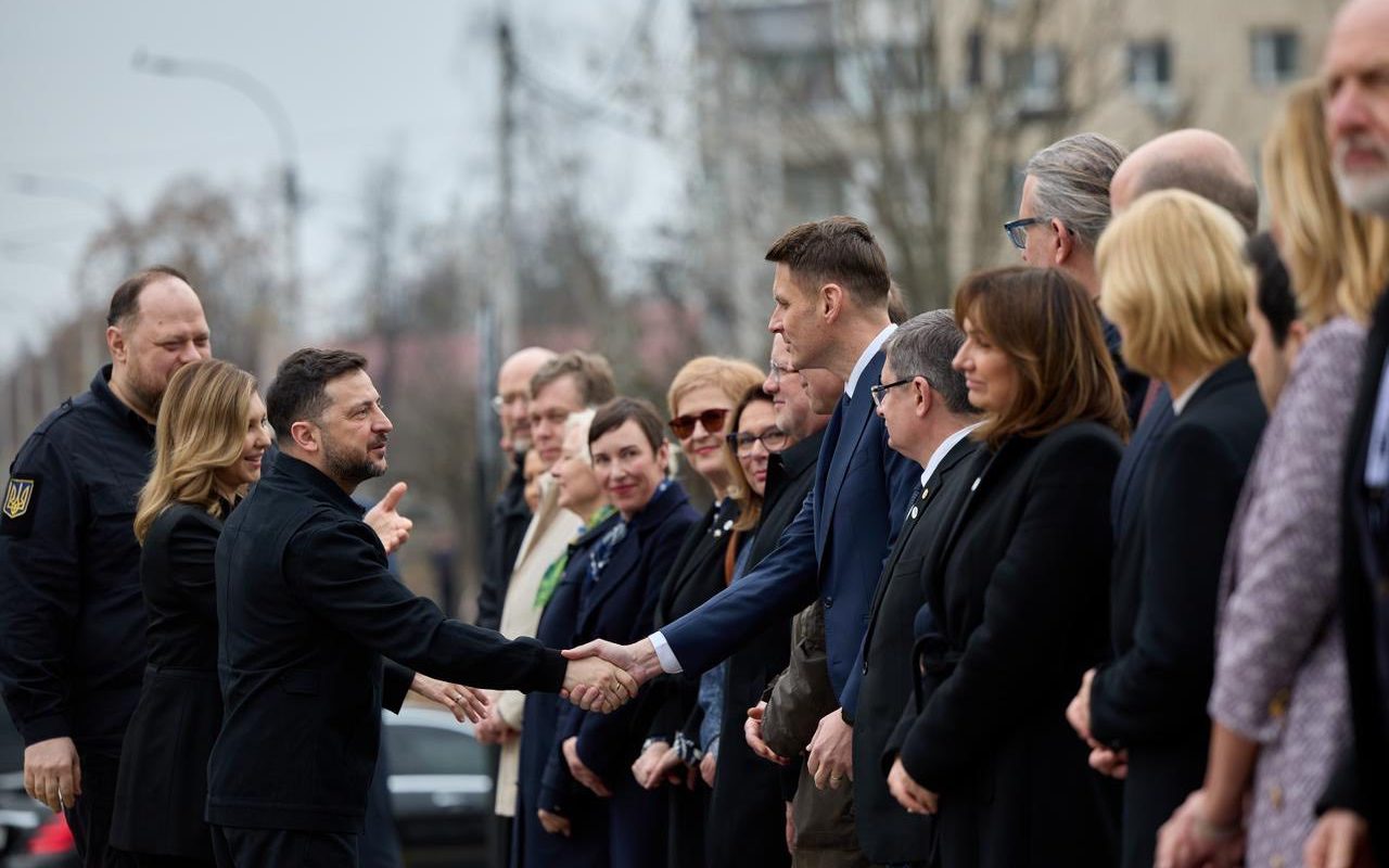 Abrudean a deplâns victimele de la Bucea la Kiev și a reafirmat sprijinul României pentru Ucraina Președintele Senatului României, Mircea Abrudean, a participat miercuri la Kiev la o ceremonie de comemorare a victimelor masacrului de la Bucea, reiterând sprijinul țării noastre pentru integritatea teritorială a Ucrainei și condamnând continuarea agresiunii ruse