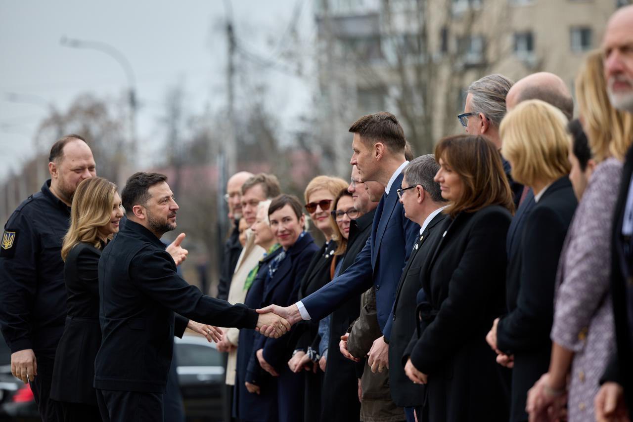 Abrudean a deplâns victimele de la Bucea la Kiev și a reafirmat sprijinul României pentru Ucraina Președintele Senatului României, Mircea Abrudean, a participat miercuri la Kiev la o ceremonie de comemorare a victimelor masacrului de la Bucea, reiterând sprijinul țării noastre pentru integritatea teritorială a Ucrainei și condamnând continuarea agresiunii ruse
