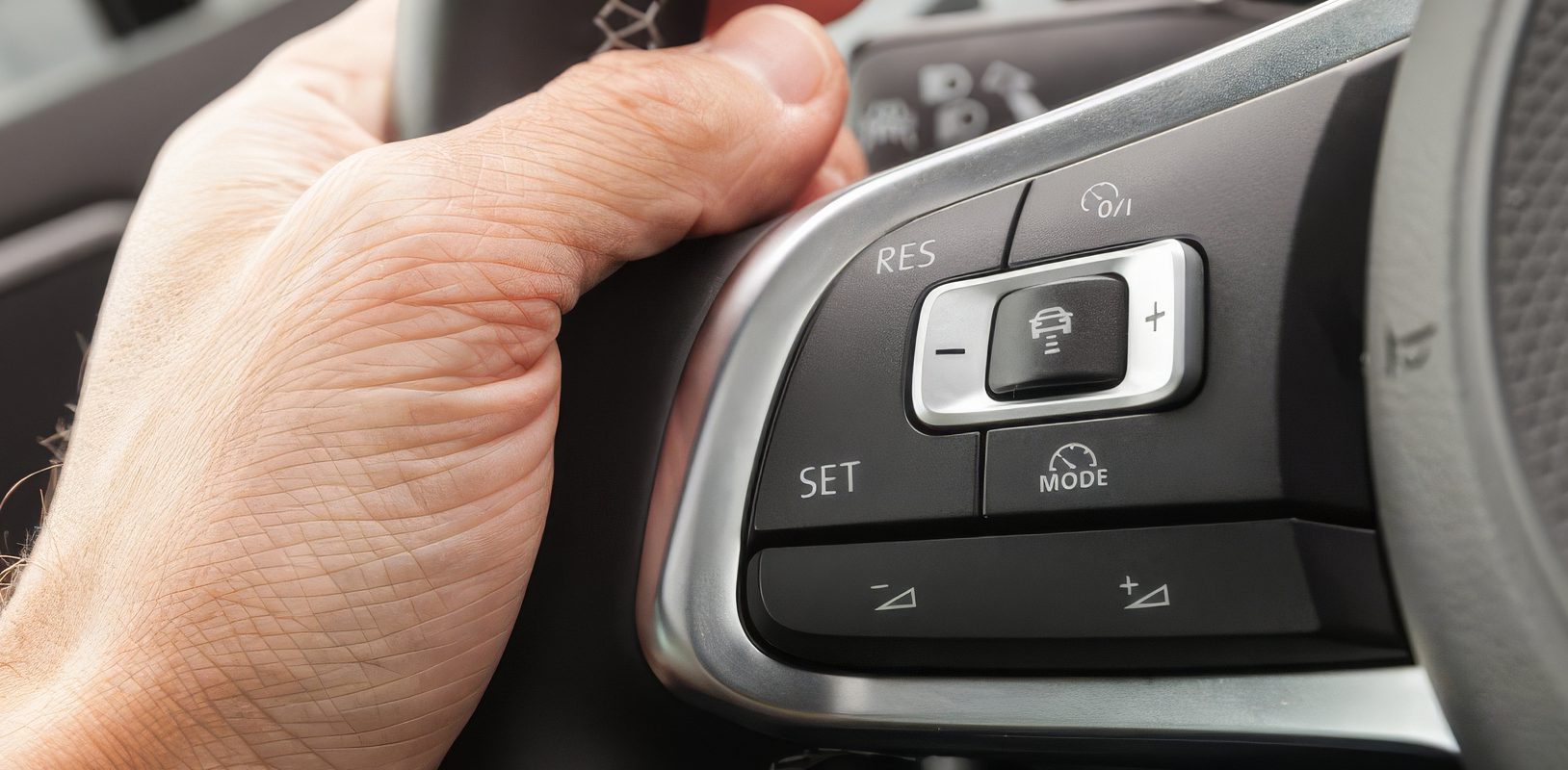 Adaptive Cruise Control: De ce frânează uneori „prea brusc” și cum poți remedia asta Sistemele Adaptive Cruise Control (ACC), sau pilotul automat adaptiv, au devenit o dotare obișnuită pe mașinile moderne, menite să ușureze condusul pe distanțe lungi